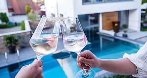 Zweisamkeit auf der Sonnenterrasse im Wellnesshotel